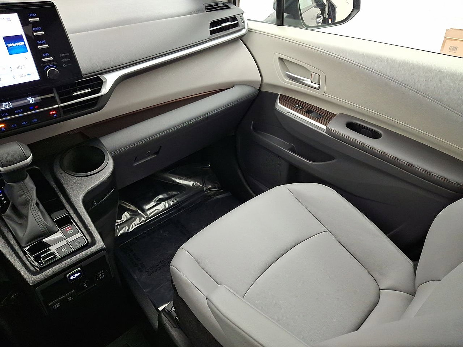 Used 2022 Toyota Sienna XLE image 11