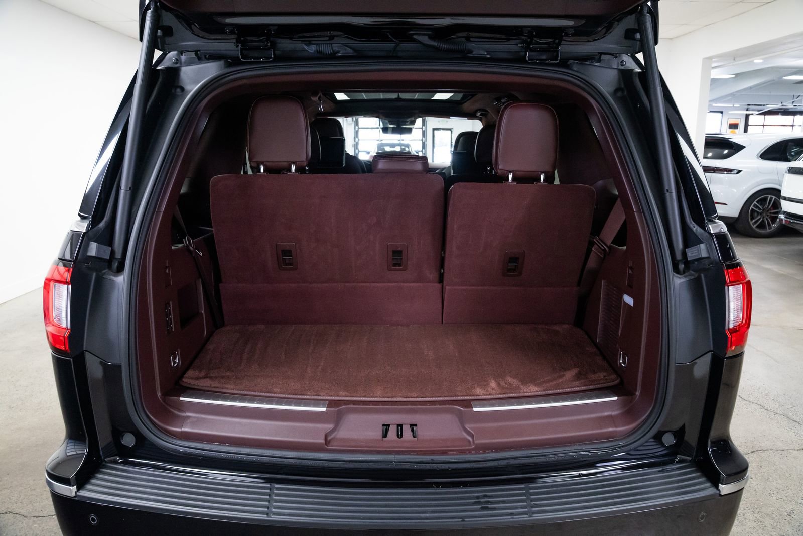 Used 2021 Lincoln Navigator Black Label w/ Cargo Convenience Package image 8