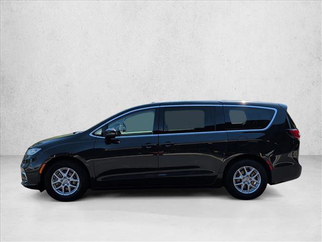 Used 2023 Chrysler Pacifica Touring-L image 8