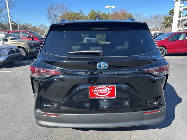 Used 2025 Toyota Sienna XLE image 6