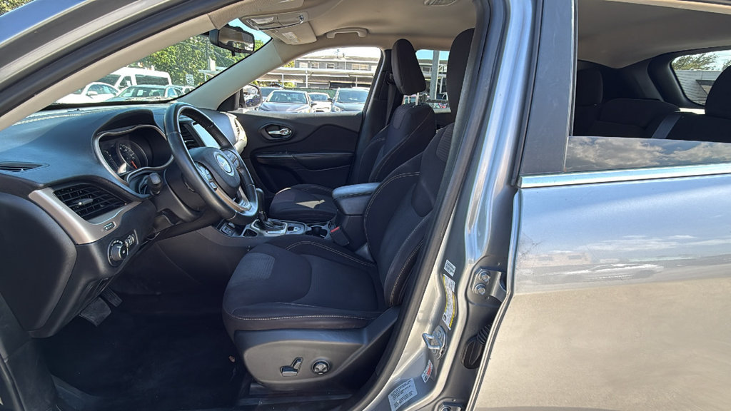Used 2017 Jeep Cherokee Latitude w/ Comfort & Sound Group FWD image 23