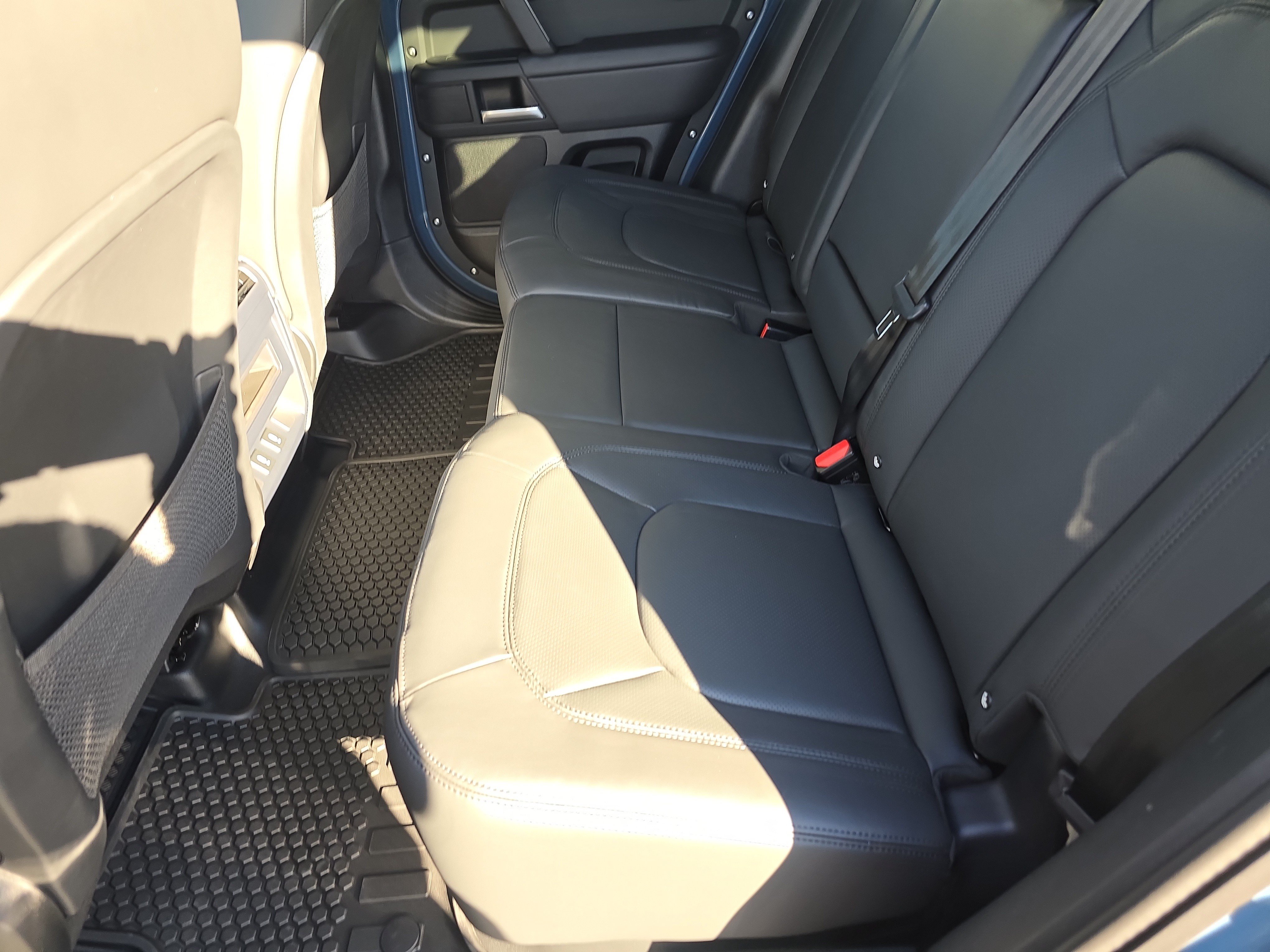 Certified 2026 Land Rover Defender 110 X-Dynamic SE AWD/4WD image 17