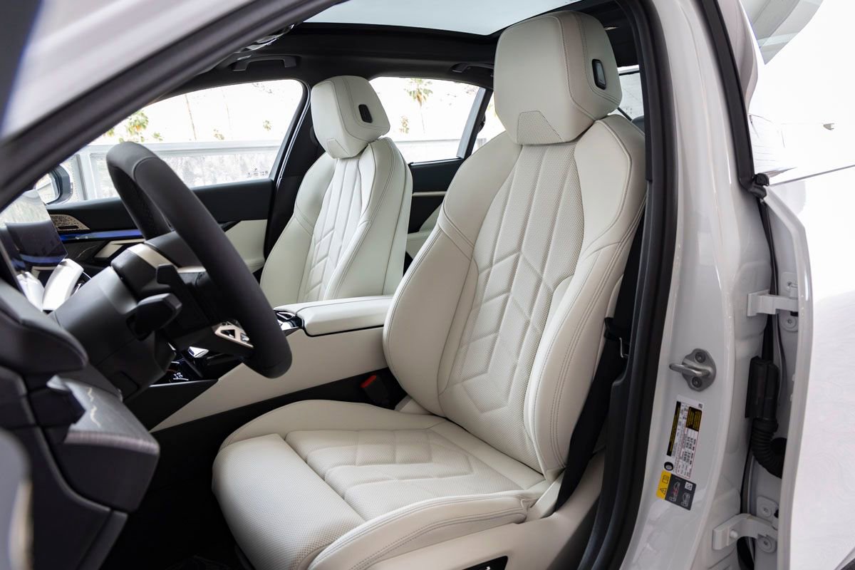 New 2026 BMW 550e xDrive w/ Executive Package AWD/4WD image 21