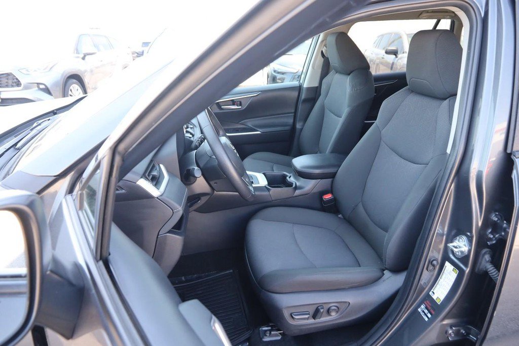 Used 2025 Toyota RAV4 XLE w/ Weather Package AWD/4WD image 8