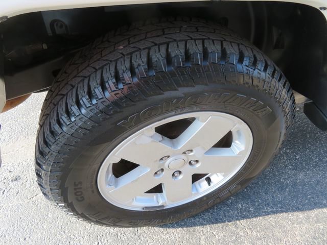 Used 2010 Jeep Wrangler Unlimited Sahara w/ Dual Top Group AWD/4WD image 12