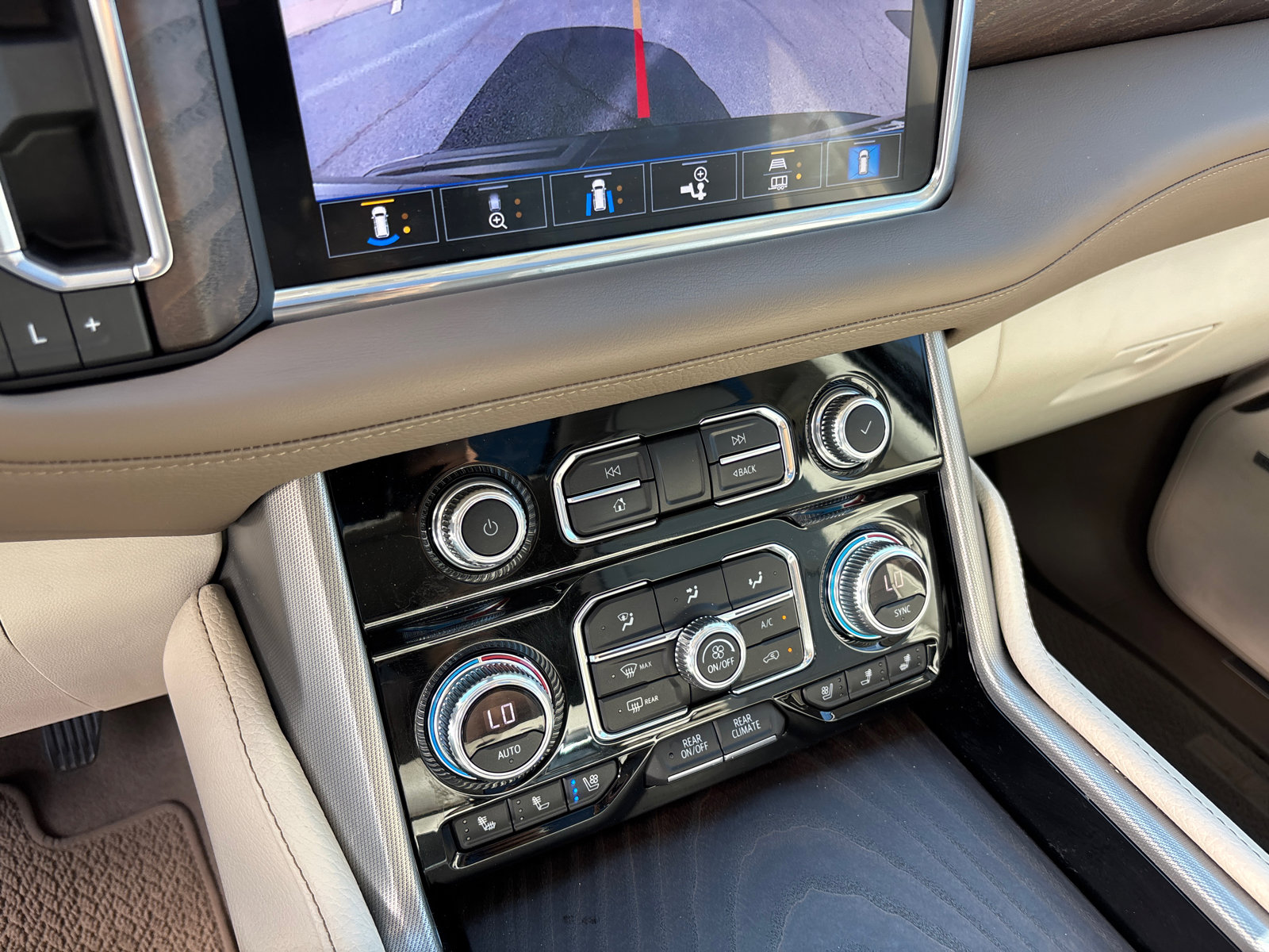 Used 2021 GMC Yukon Denali w/ Denali Premium Package image 22