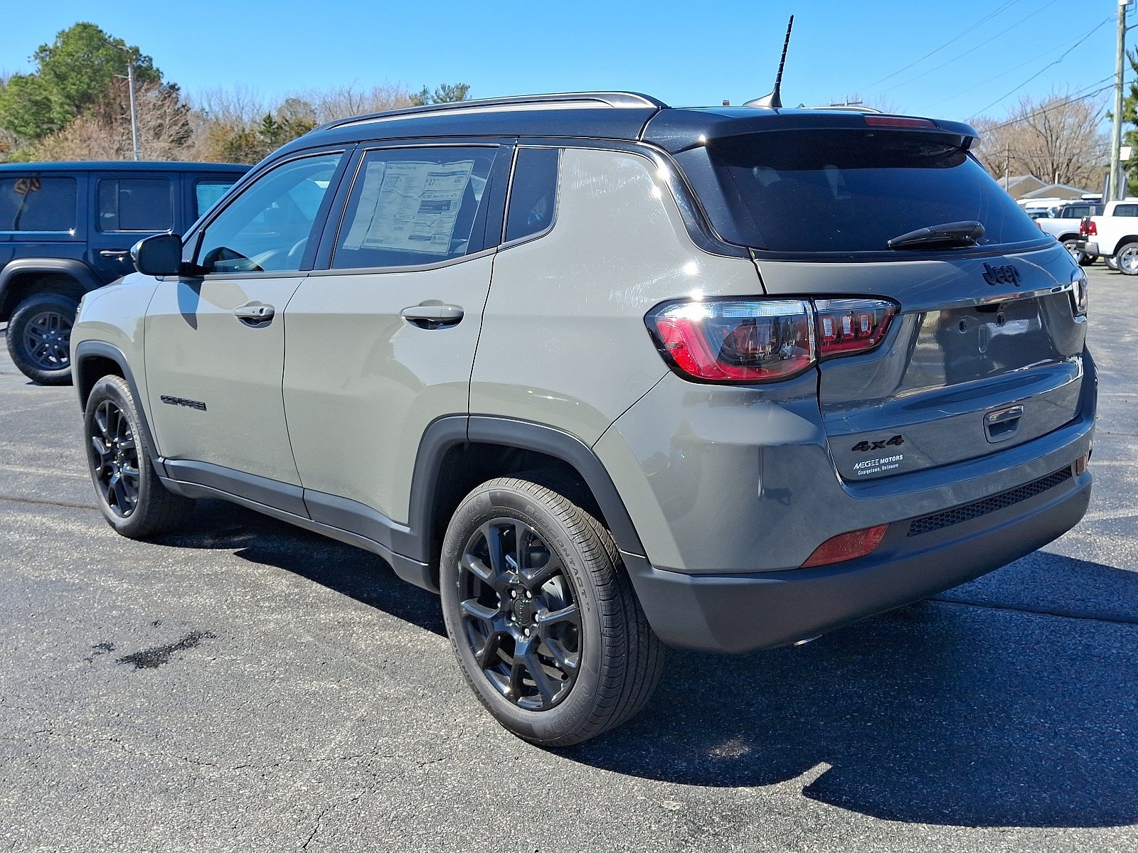 Used 2024 Jeep Compass Latitude w/ Convenience Group AWD/4WD image 4