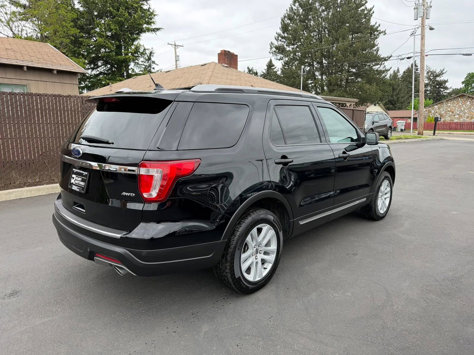 Used 2018 Ford Explorer XLT w/ Equipment Group 202A AWD/4WD image 4