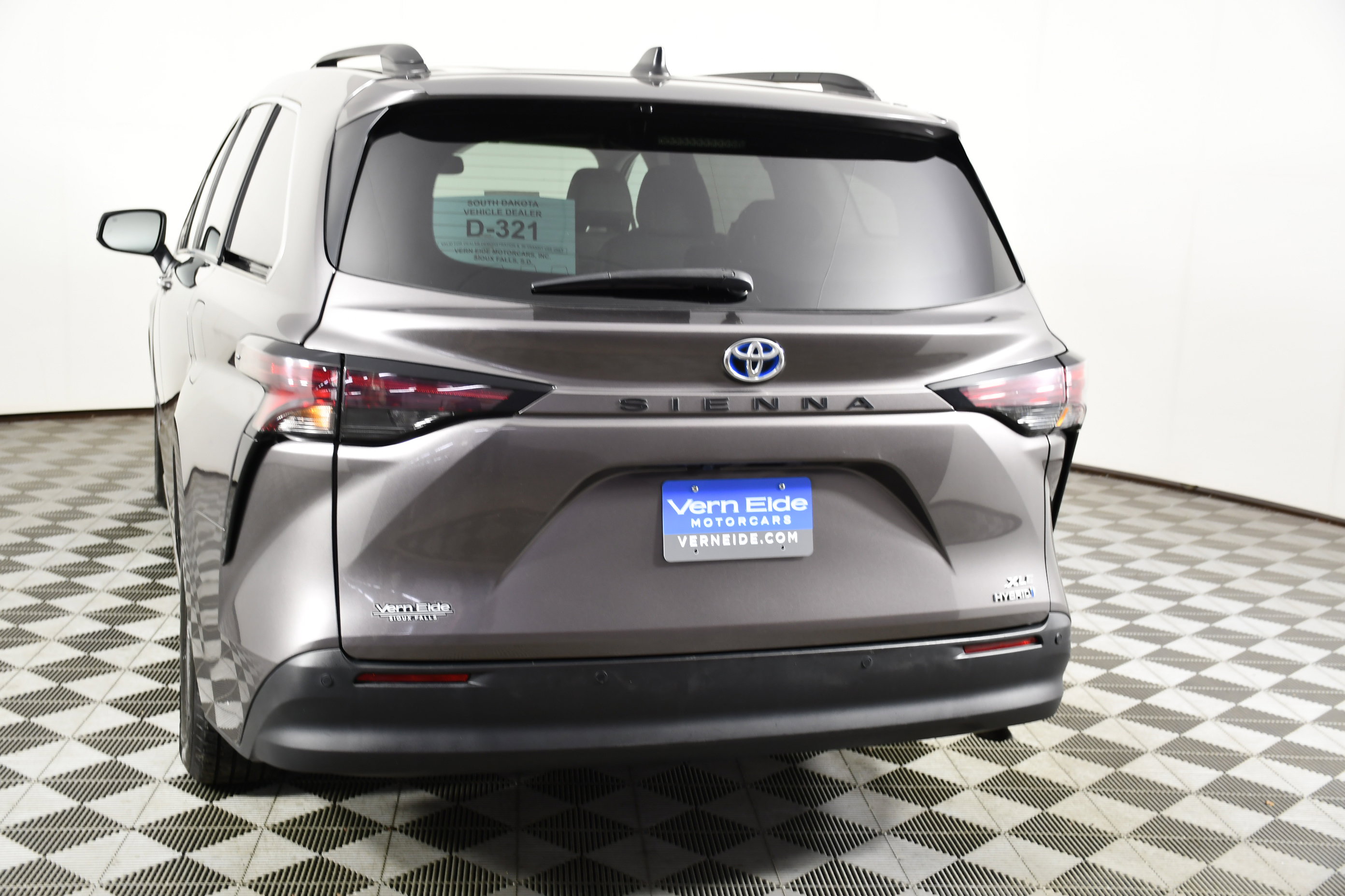 Used 2024 Toyota Sienna XLE image 7