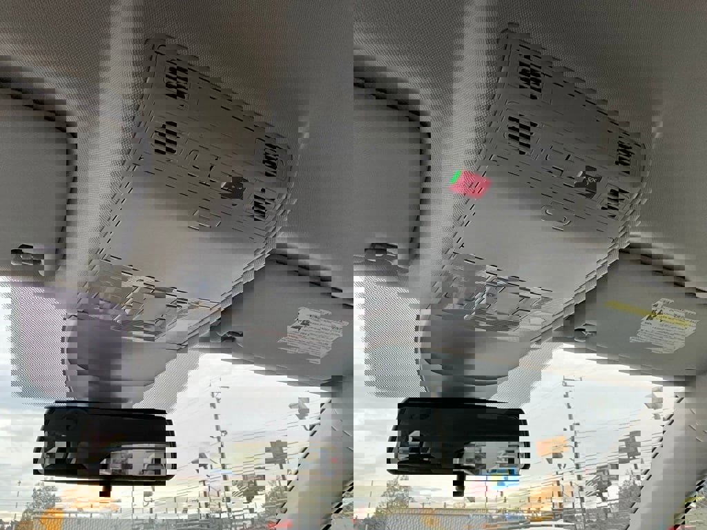 Used 2022 Volkswagen Taos SE w/ IQ.Drive SE Package image 15