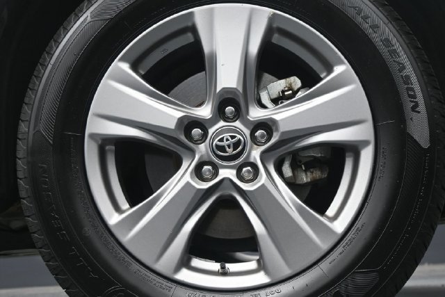 Used 2024 Toyota RAV4 LE AWD/4WD image 9