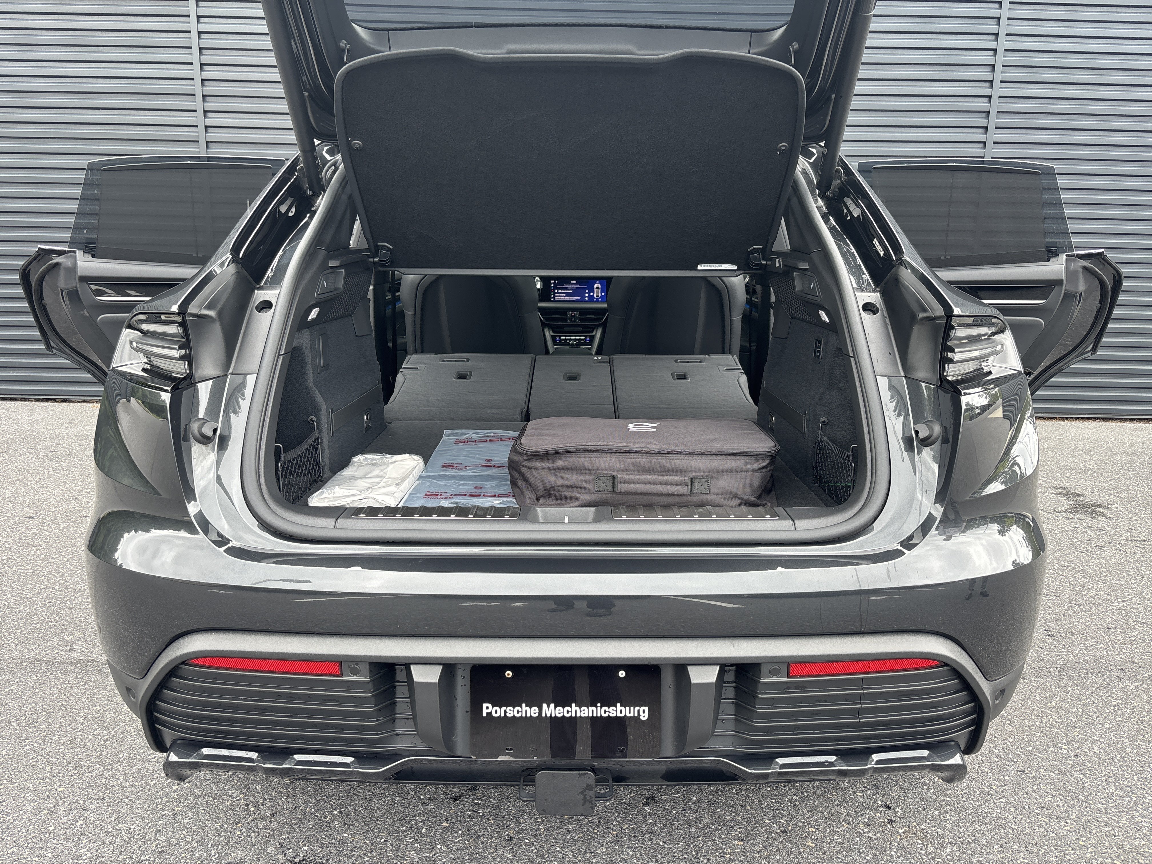 New 2025 Porsche Macan 4 Electric AWD/4WD image 46
