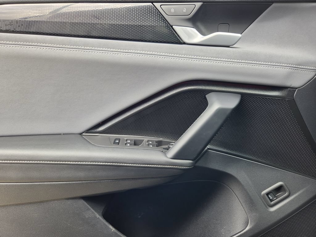 Used 2025 Volkswagen Tiguan SE AWD/4WD image 19