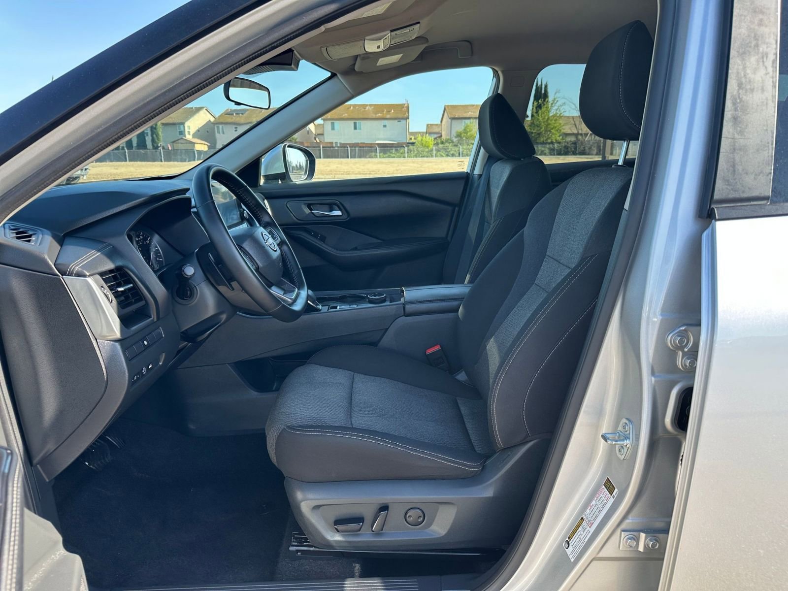 Used 2025 Nissan Rogue SV image 28