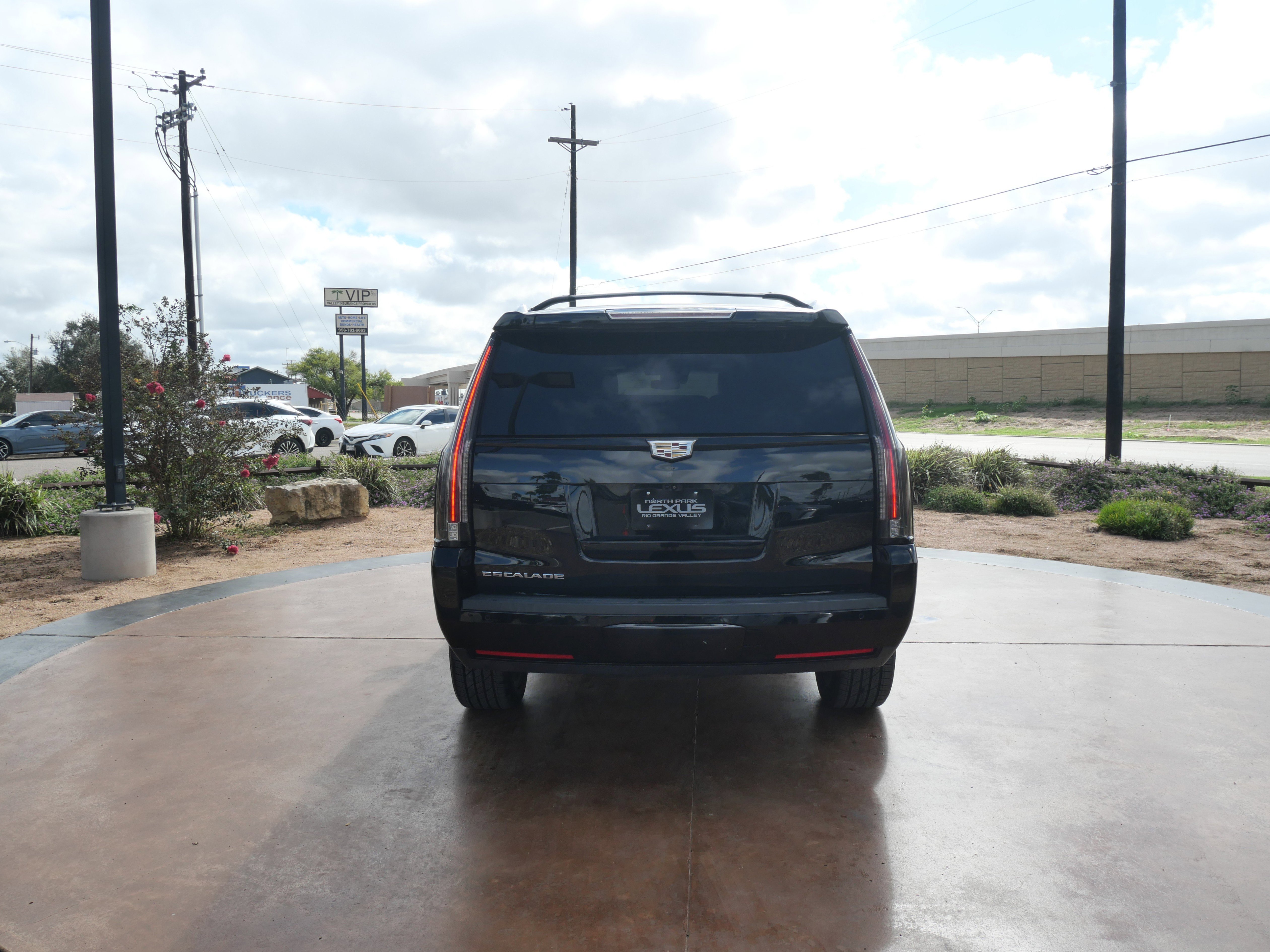 Used 2019 Cadillac Escalade Platinum w/ Escalade Sport Edition image 3