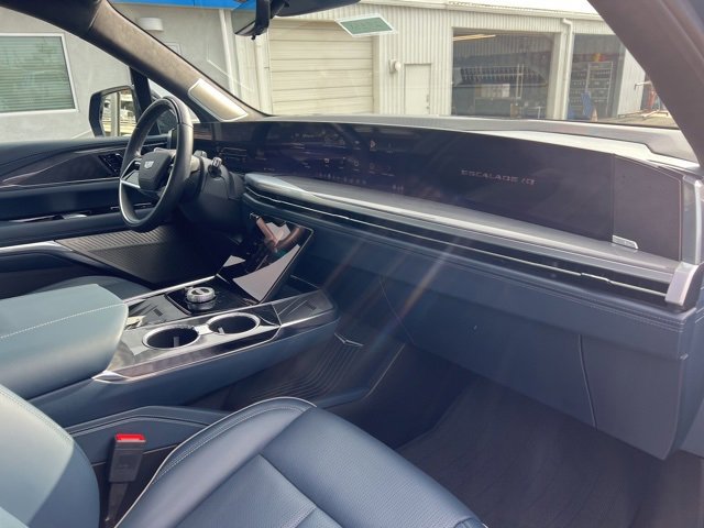 Used 2025 Cadillac Escalade IQ Luxury 2 w/ LPO, Premium Carpet Package image 33