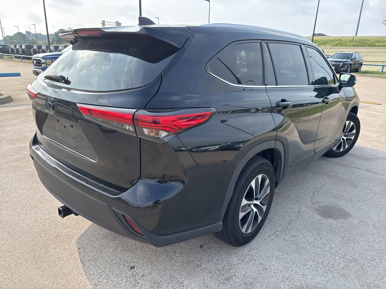 Used 2021 Toyota Highlander XLE FWD image 11