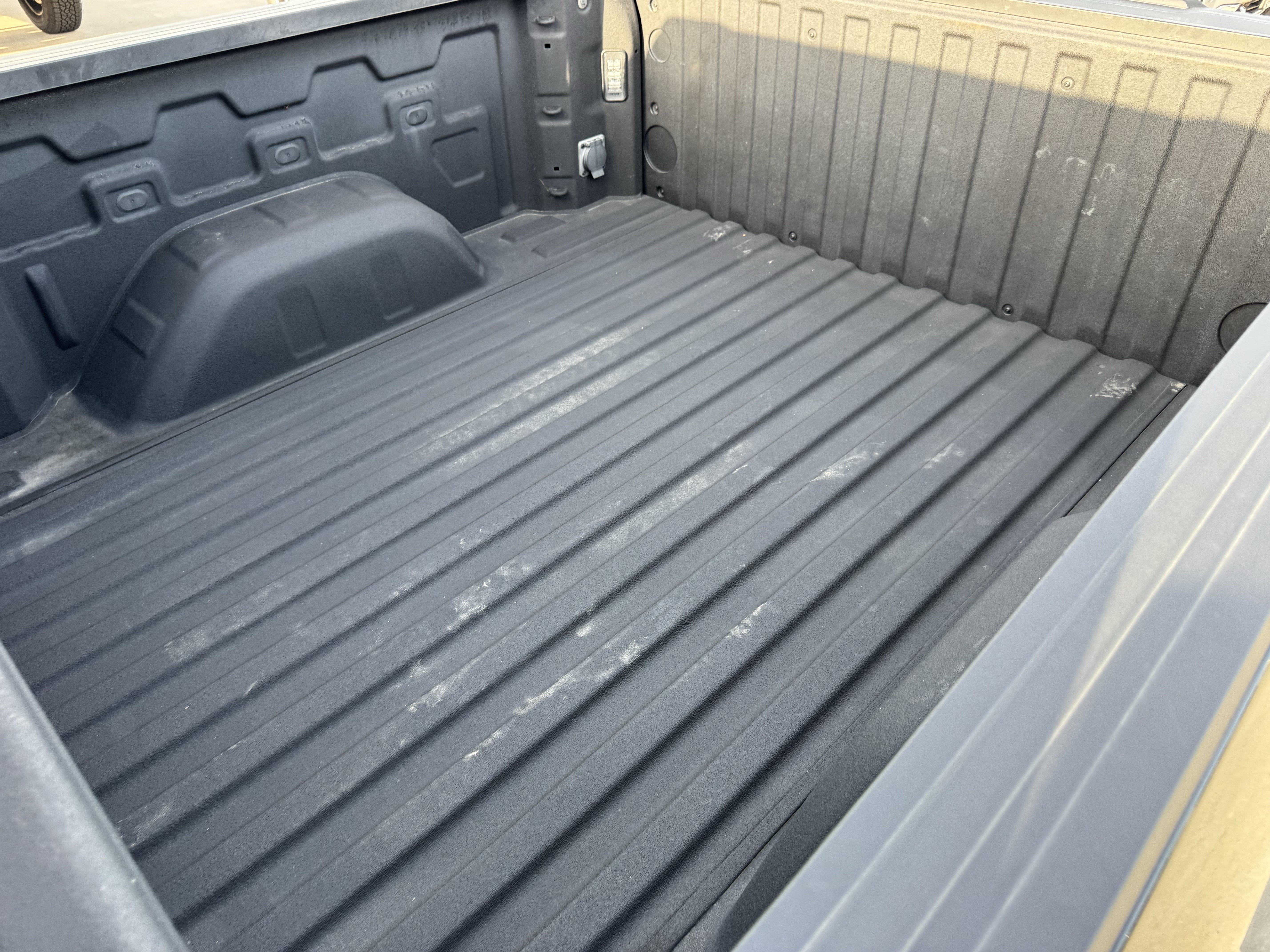 Used 2025 Chevrolet Silverado 1500 High Country w/ High Country Premium Package AWD/4WD image 27