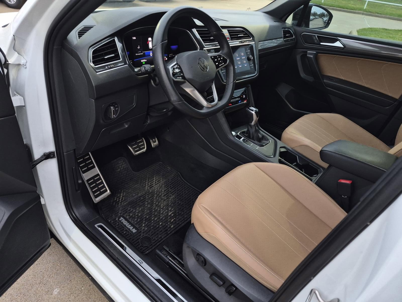 Used 2022 Volkswagen Tiguan SE R-Line FWD image 12