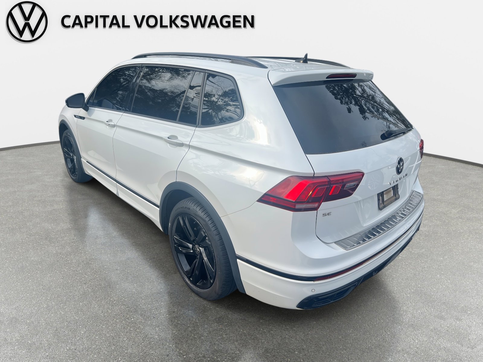 Certified 2024 Volkswagen Tiguan SE R-Line image 4