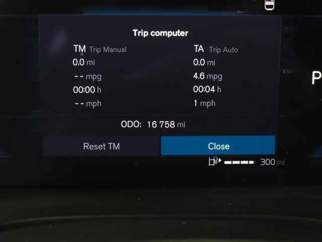 Certified 2025 Volvo XC40 B5 Core image 23