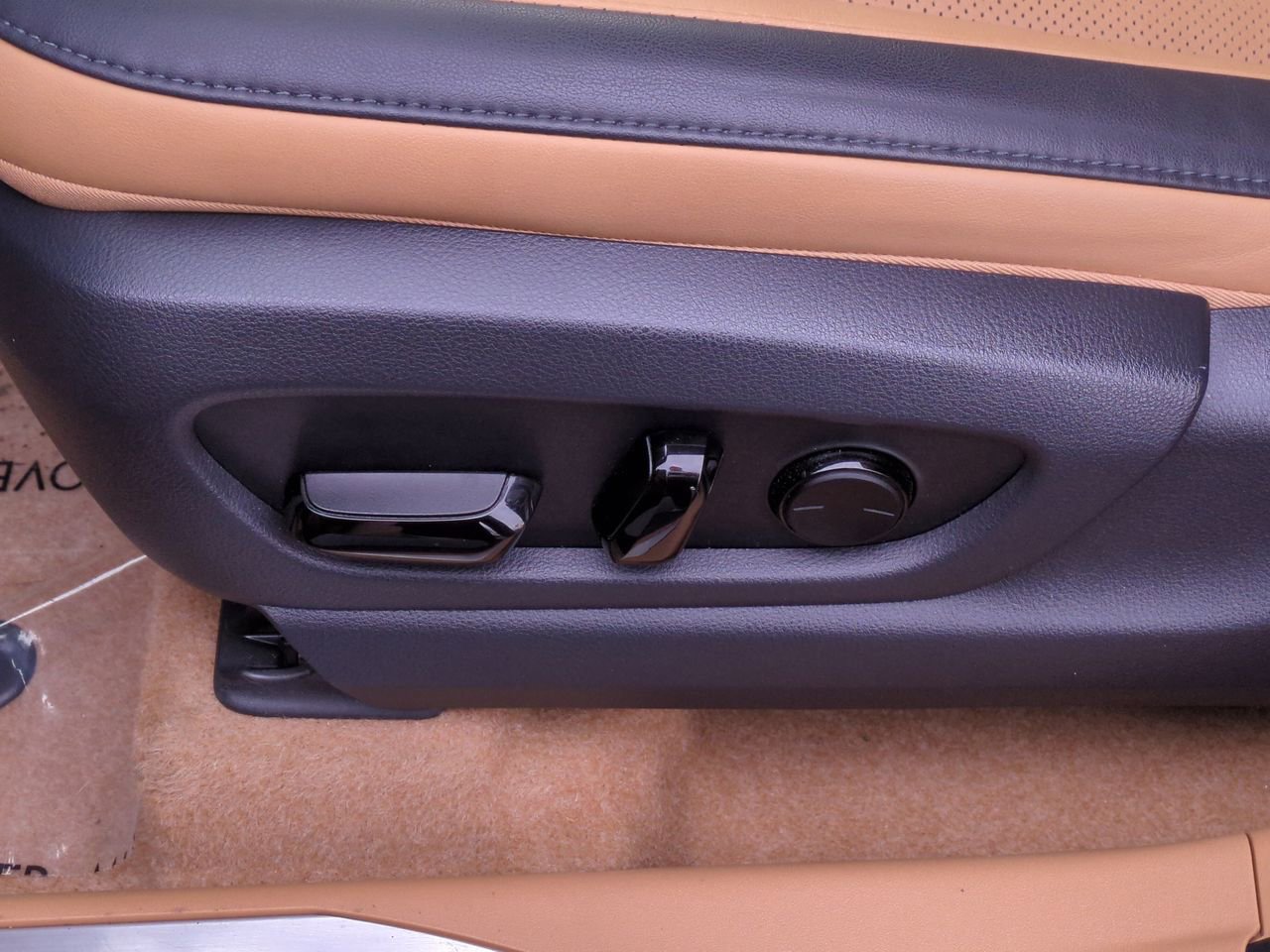 Used 2024 Lexus RZ 300e Premium image 18