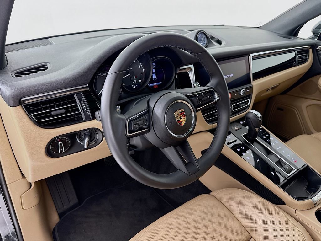 Certified 2025 Porsche Macan image 4