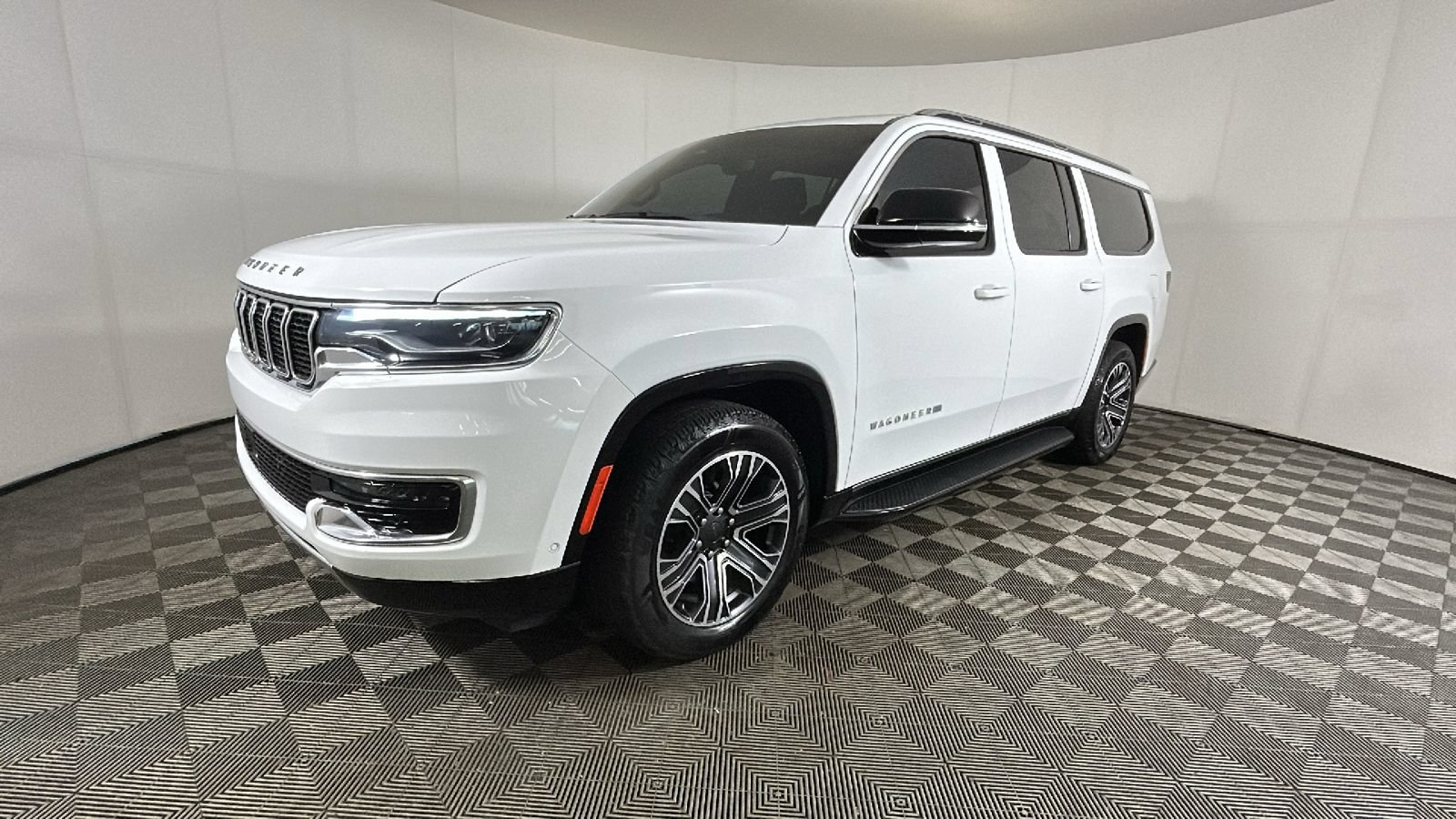 Used 2023 Jeep Wagoneer L Series II AWD/4WD image 7