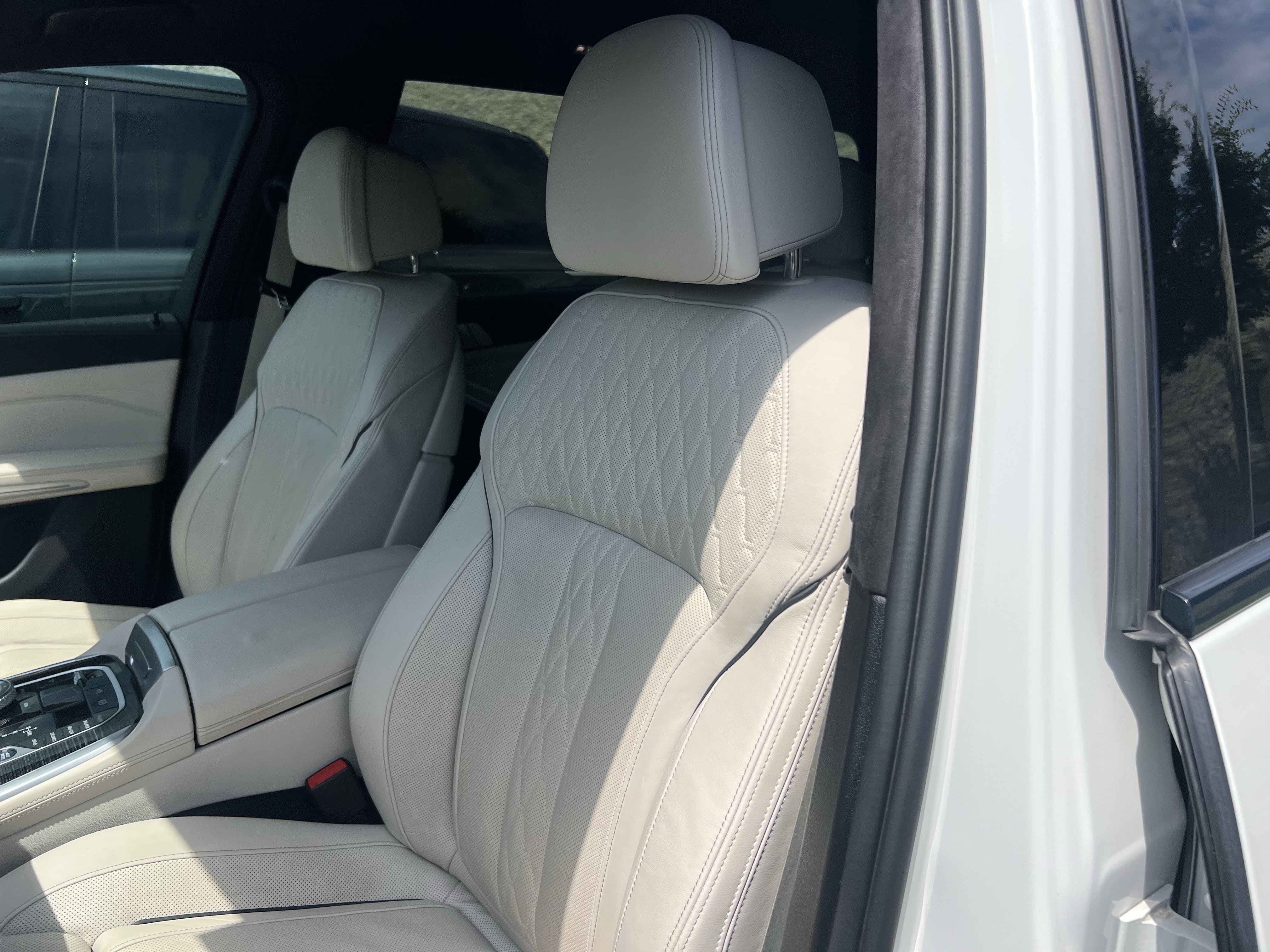 Used 2022 BMW X7 xDrive40i w/ M Sport Package AWD/4WD image 19