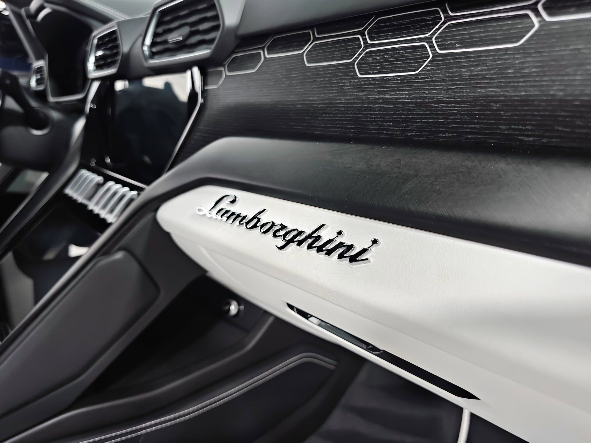 Used 2021 Lamborghini Urus image 19