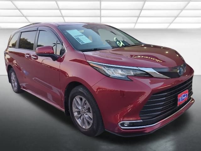 Used 2022 Toyota Sienna XLE