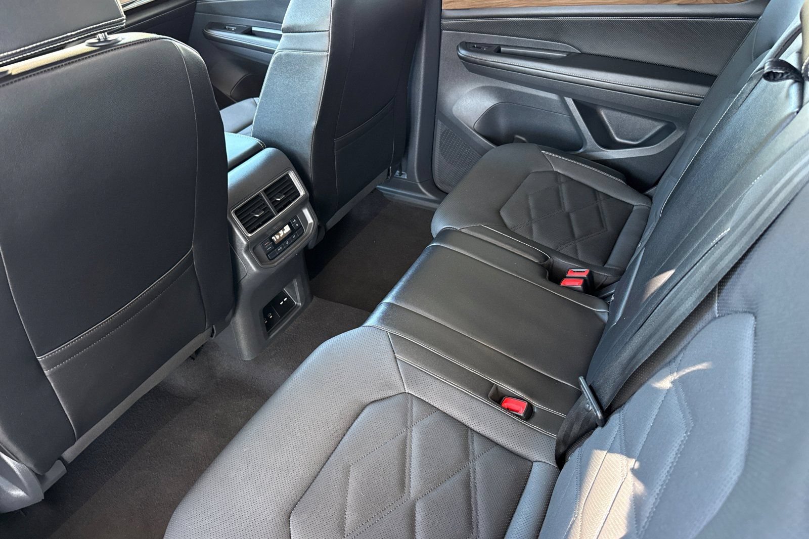 Used 2024 Volkswagen Atlas SE AWD/4WD image 6