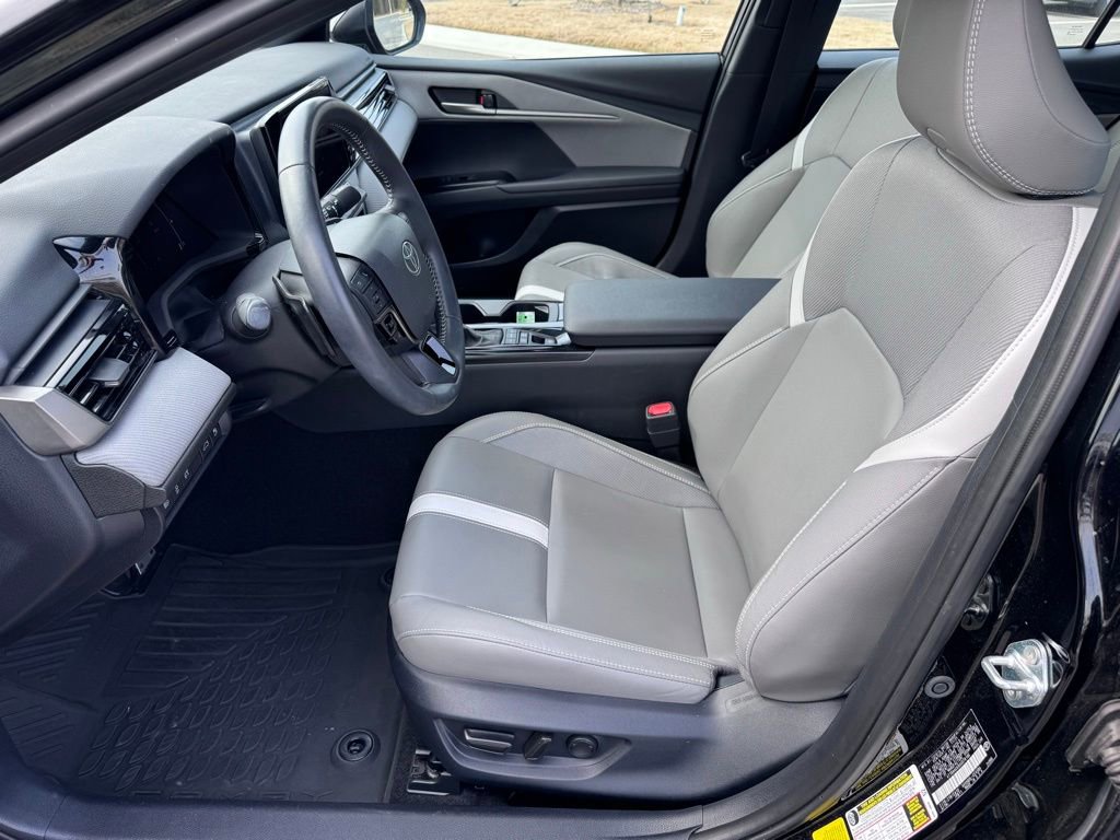 Used 2025 Toyota Camry SE FWD image 9