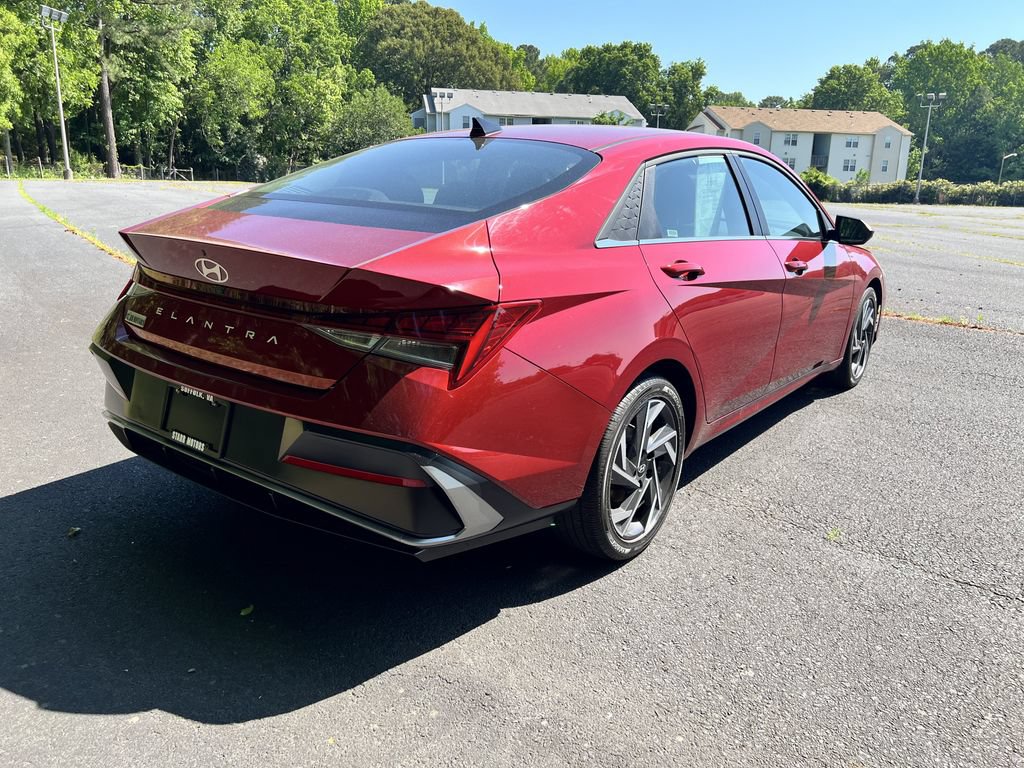 Used 2025 Hyundai Elantra SEL FWD image 3