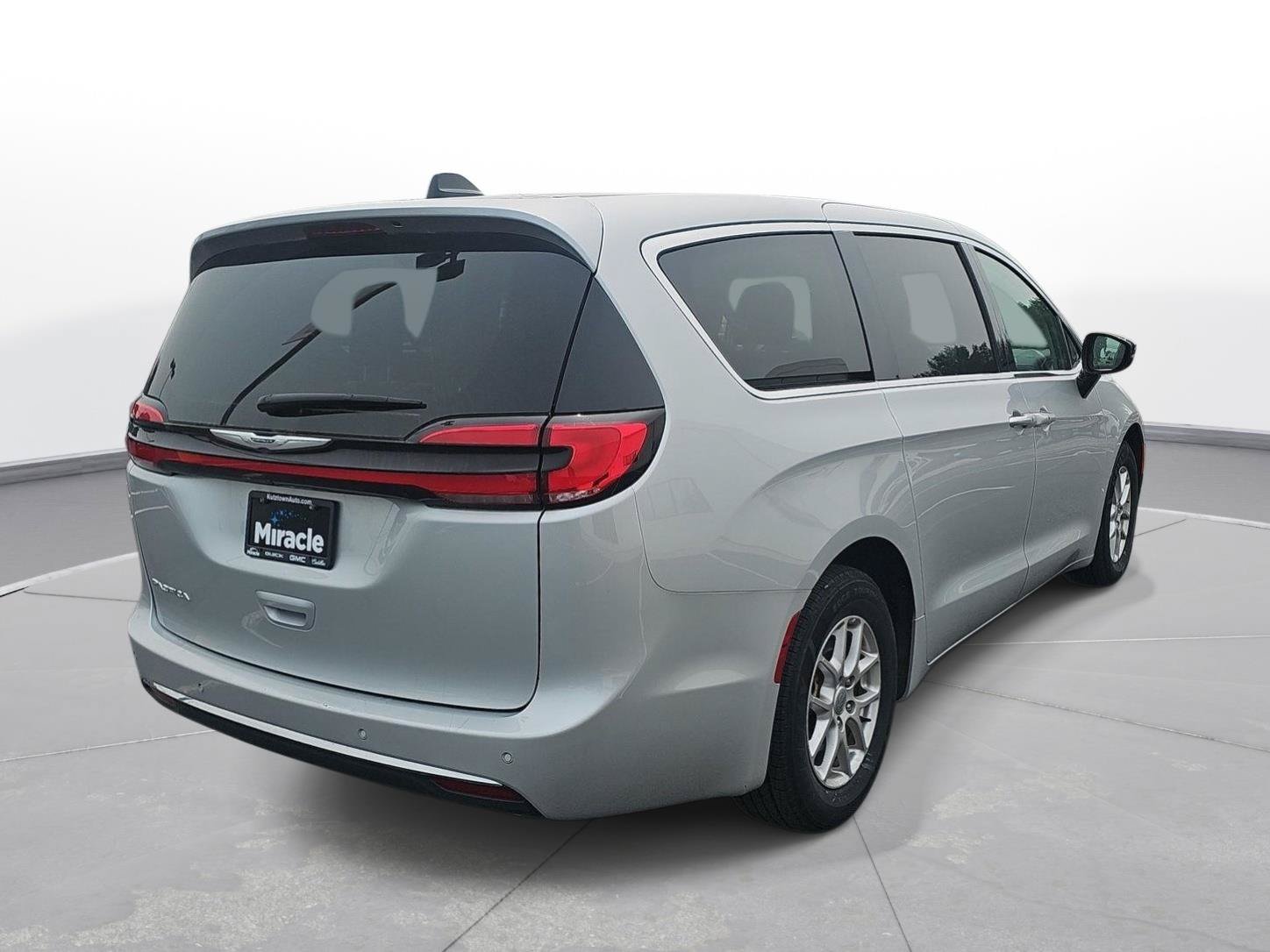 Used 2024 Chrysler Pacifica Touring-L FWD image 6