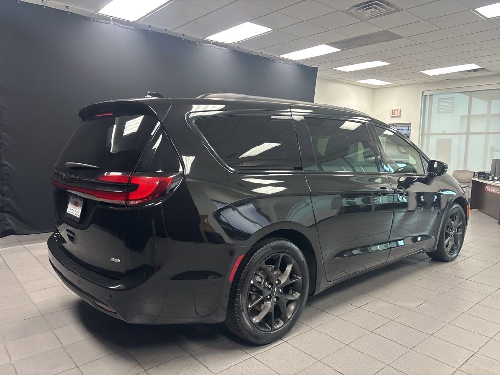 Used 2025 Chrysler Pacifica Limited image 3