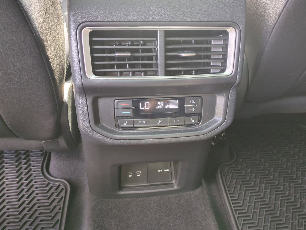 Used 2025 Volkswagen Atlas SEL Premium R-Line image 34