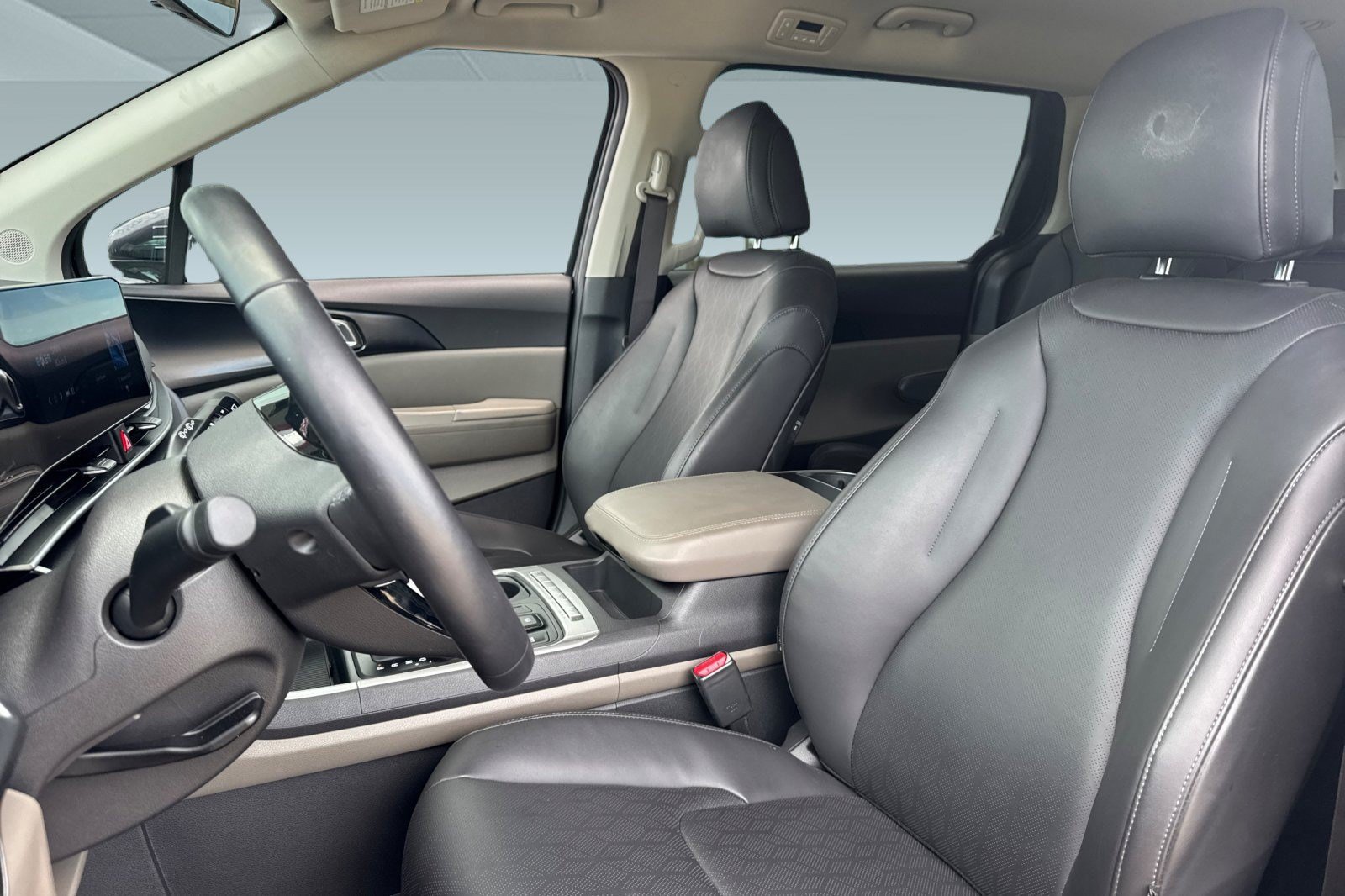 Used 2026 Kia Carnival FWD image 5