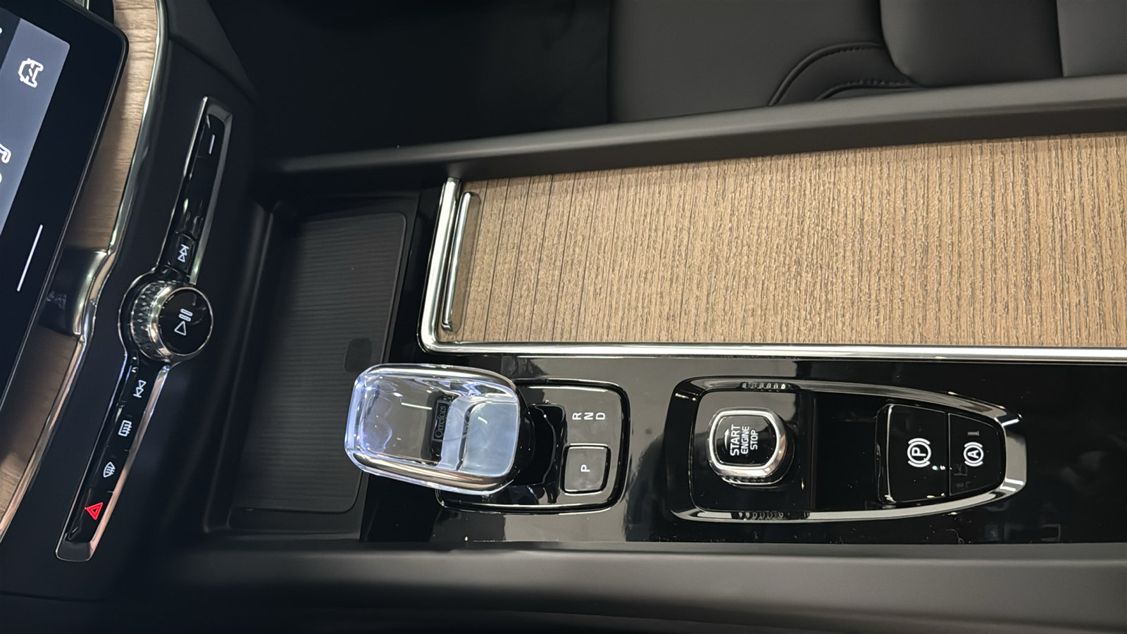 New 2026 Volvo XC60 T8 Plus w/ Protection Package Premier AWD/4WD image 19