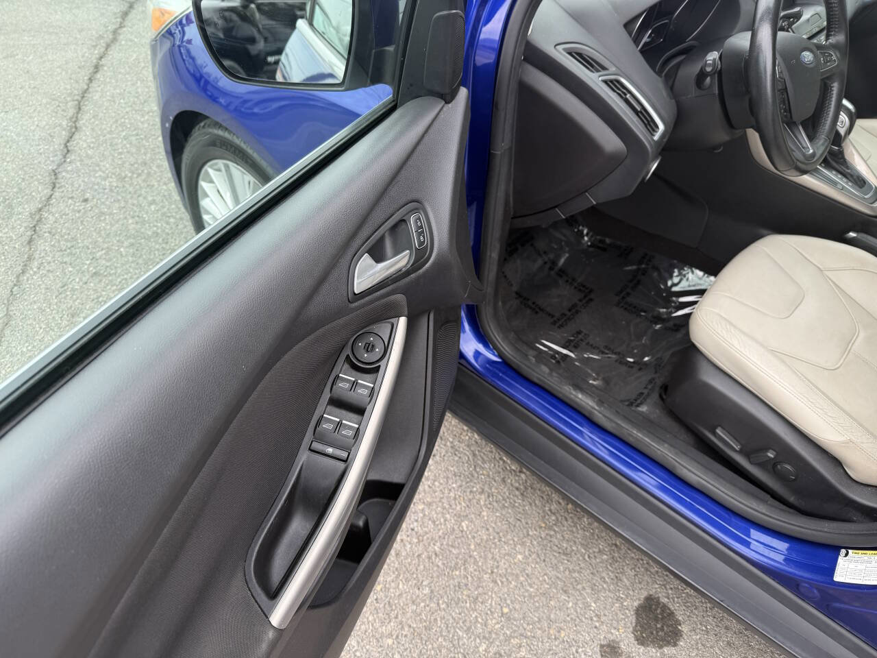 Used 2015 Ford Focus Titanium w/ Titanium Technology Package FWD image 10