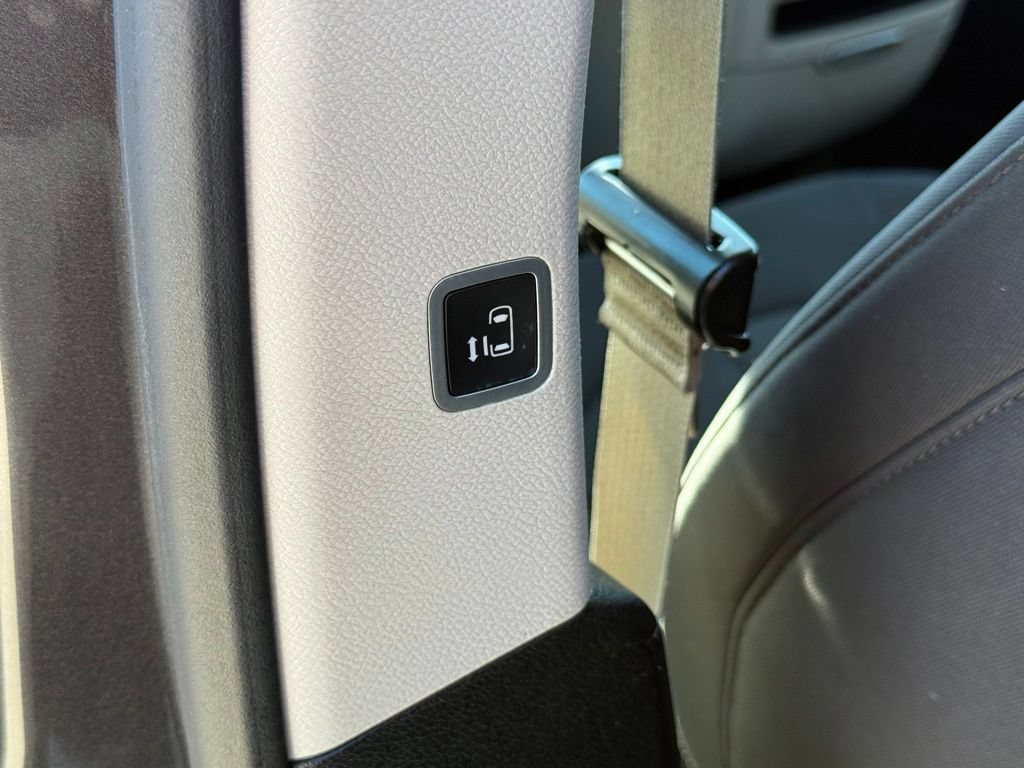 Used 2017 Chrysler Pacifica Touring FWD image 16