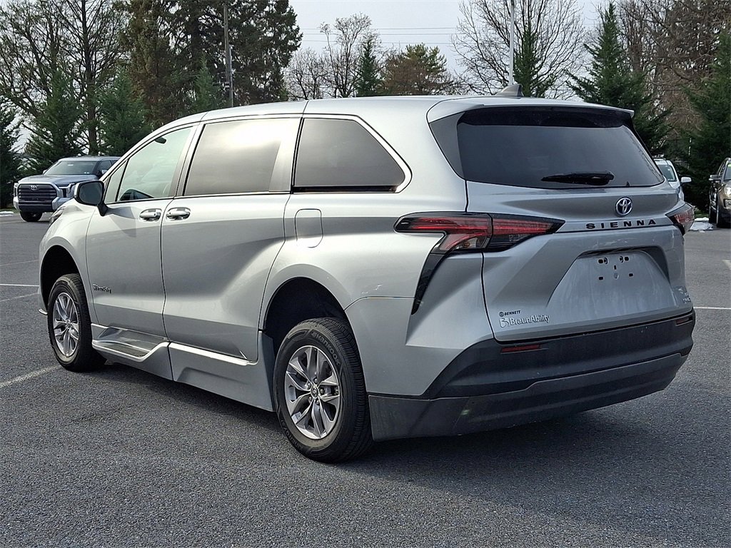 Used 2022 Toyota Sienna LE image 6