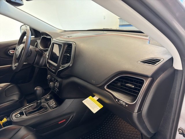 Used 2022 Jeep Cherokee Trailhawk w/ Comfort/Convenience Group image 33