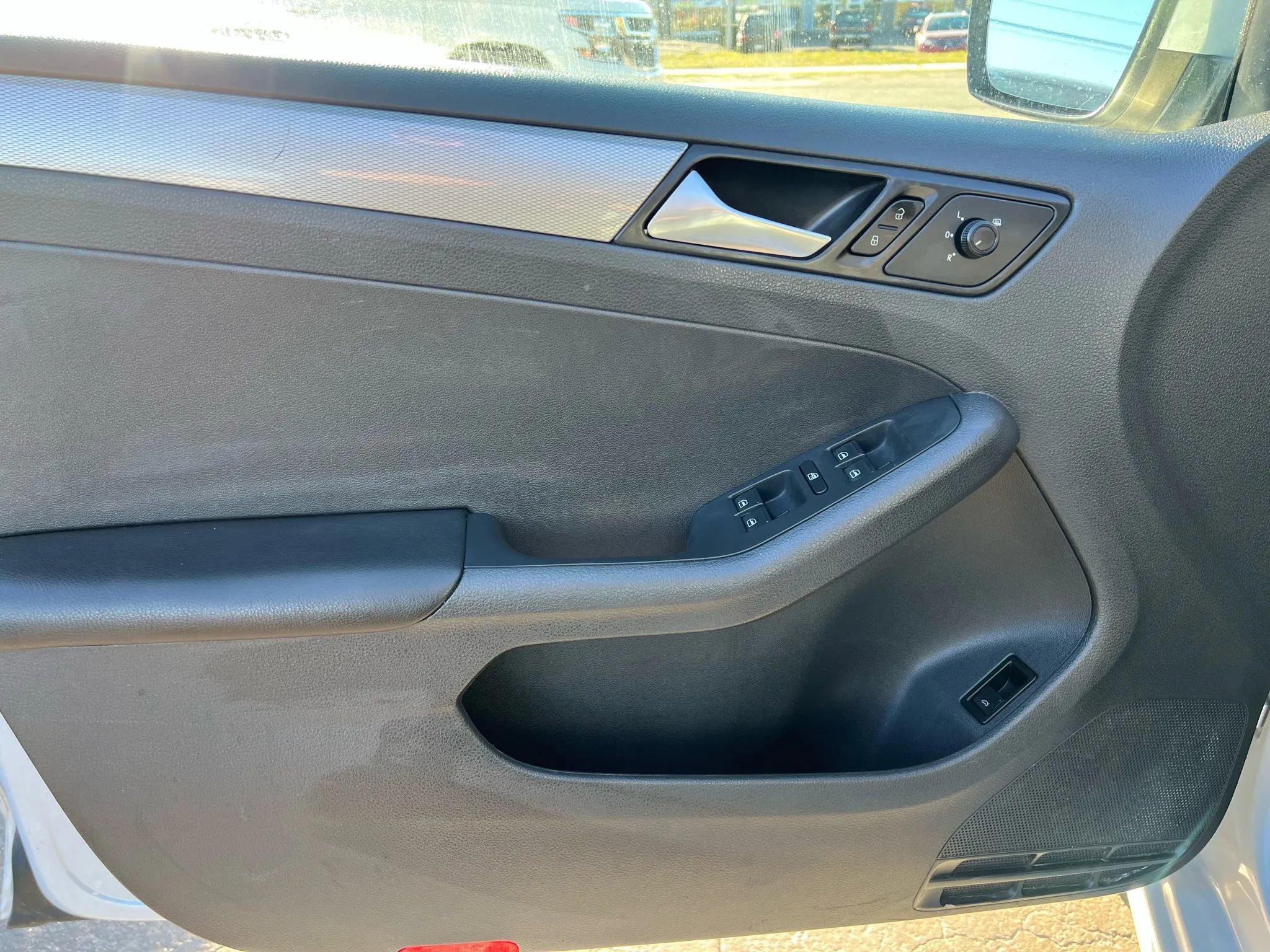 Used 2017 Volkswagen Jetta S image 9