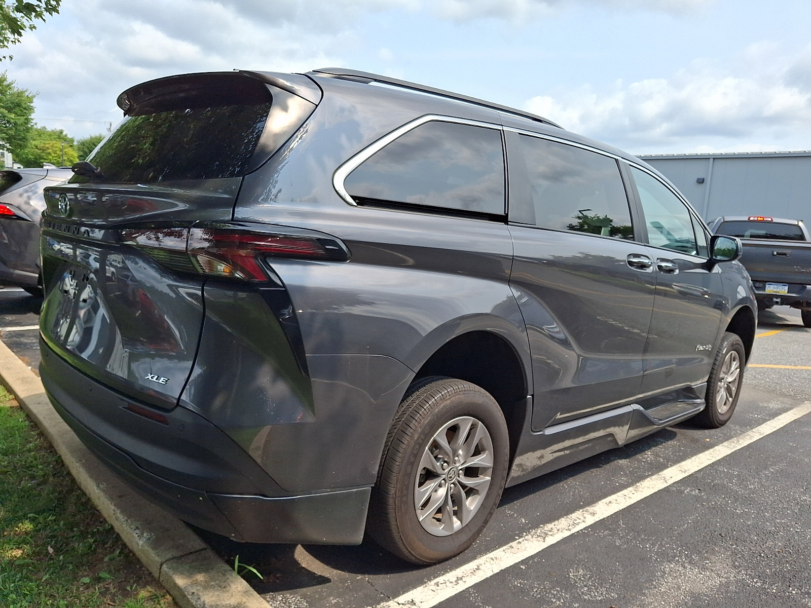 Used 2025 Toyota Sienna XLE w/ XLE Plus Package FWD image 4