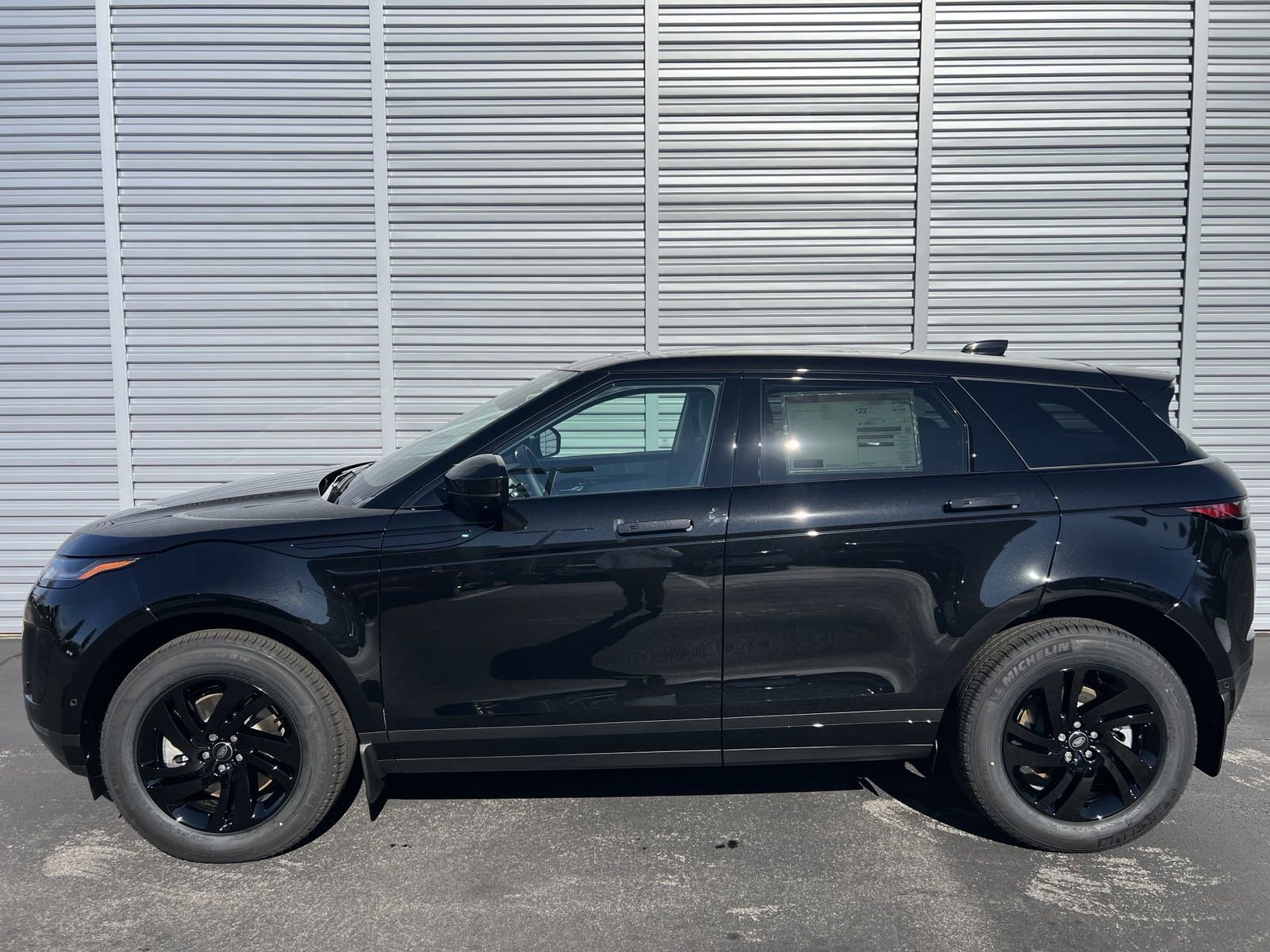 New 2025 Land Rover Range Rover Evoque Dynamic SE image 2