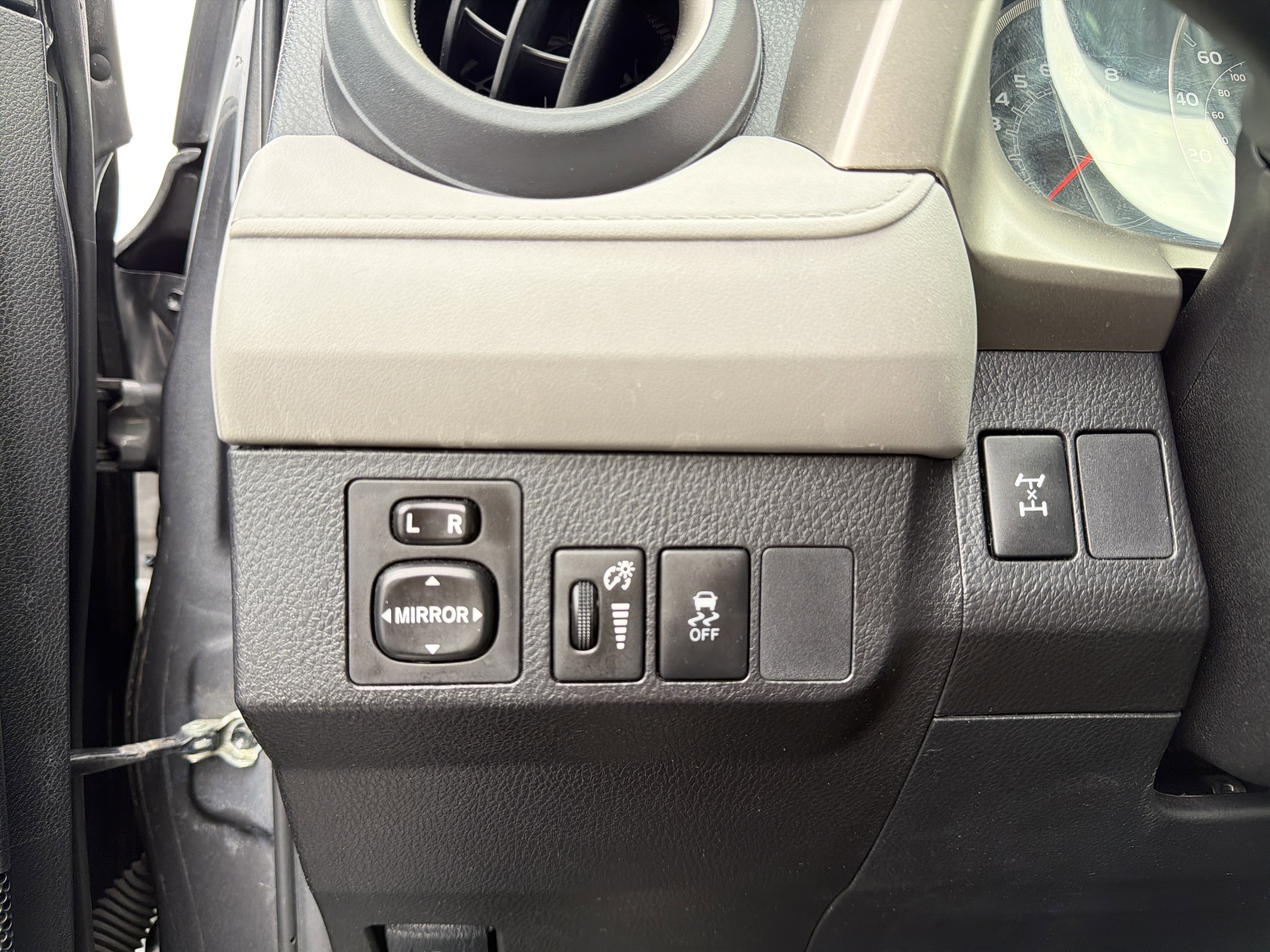 Used 2015 Toyota RAV4 LE image 14