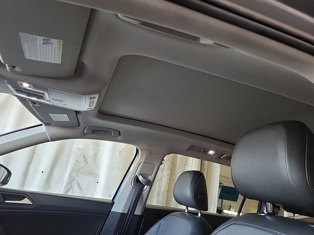 Used 2020 Volkswagen Tiguan SEL FWD image 10