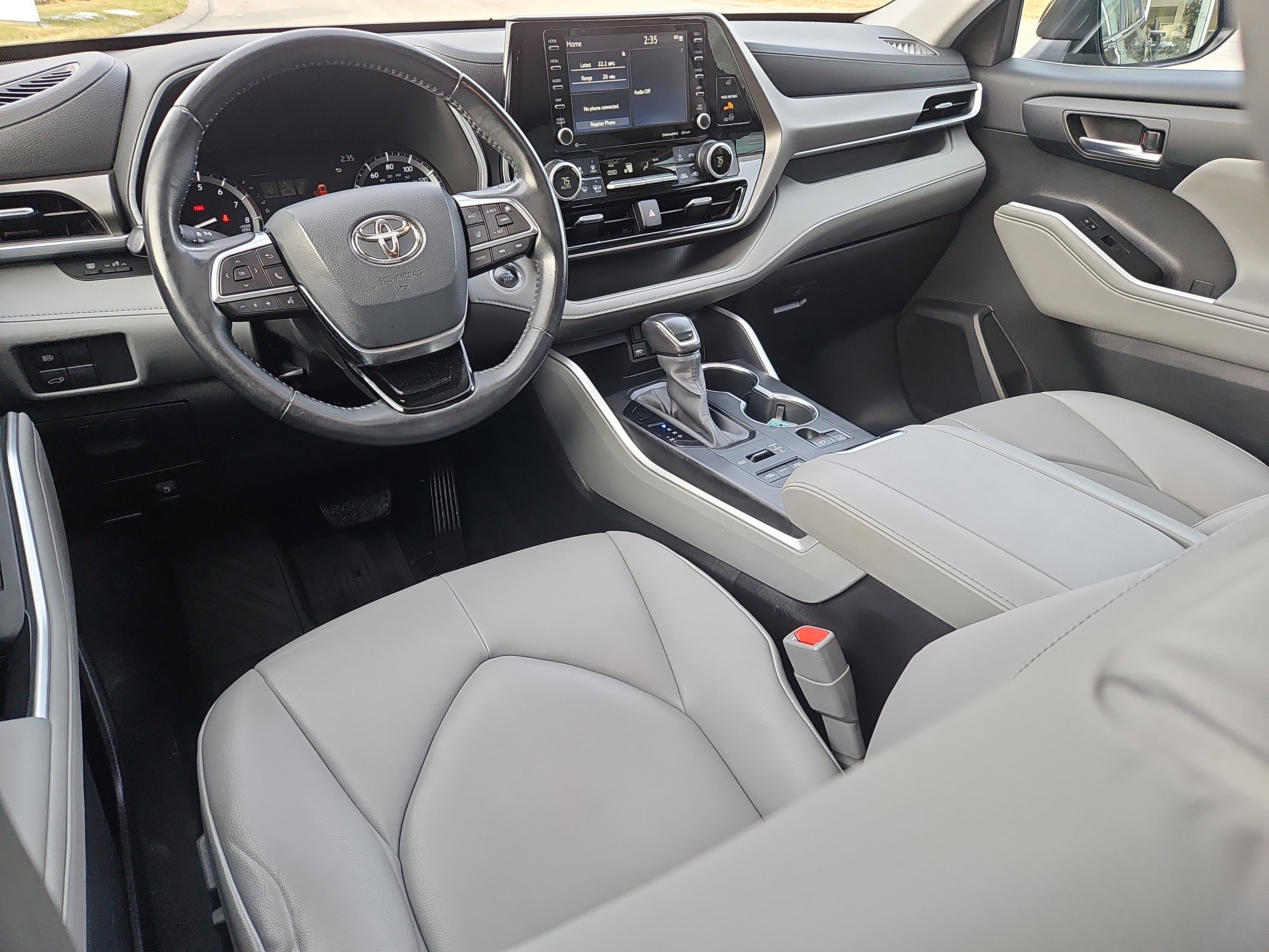 Used 2020 Toyota Highlander XLE image 3