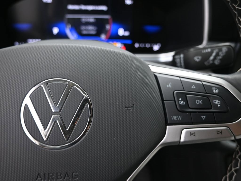 Used 2025 Volkswagen Taos SE image 15